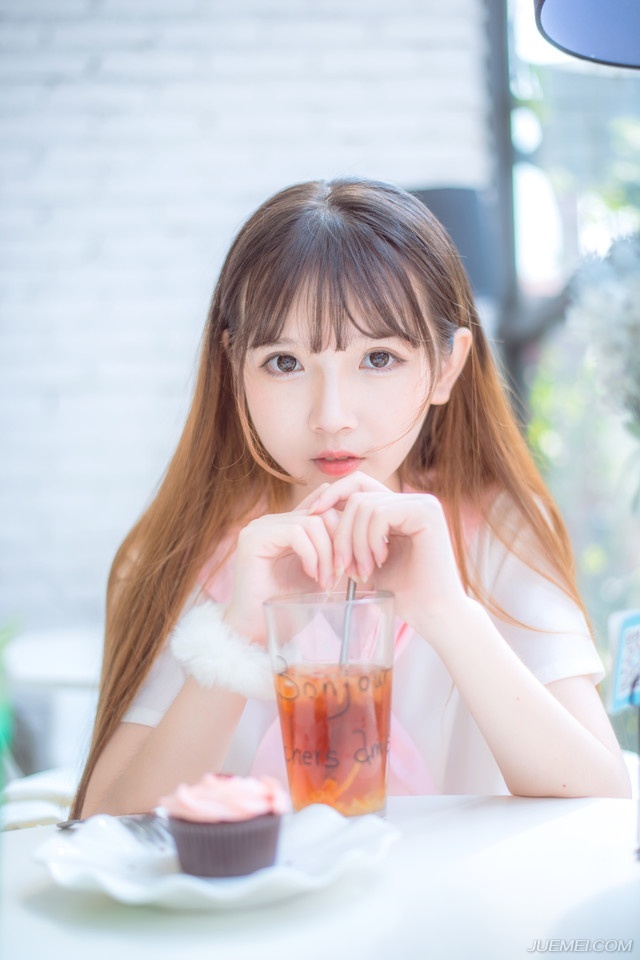 小乔没有回答，只是倔强的看向吕布。