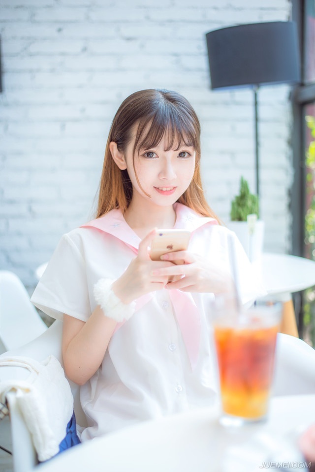 锁上我的记忆，锁上我的忧伤，不再想你，怎么可能再想你，快乐是禁地，生死之后，找不到进去的钥匙。